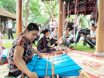 Zeng weaving by A Luoi Artisans (Photo: SGGP) Zeng weaving by A Luoi Artisans (Photo: SGGP)